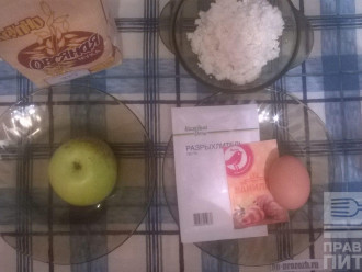 Шаг 1: Подготовьте ингредиенты: овсяную муку, обезжиренный творог, яблоко, яйцо, ваниль, разрыхлитель.