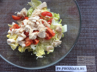 Шаг 3: Добавьте к салату нарезанные помидоры и куриное филе. Лук нарежьте полукольцами и добавьте в салат. Посолите по вкусу.