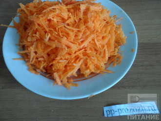 Шаг 2: Натрите морковь на терке.