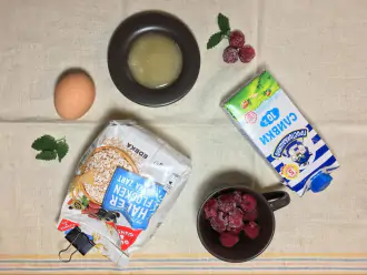 Шаг 1: Приготовьте яйцо, ягоды, молоко, хлопья овсяные, мед.