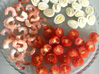 Шаг 4: Яйца и помидоры разрежьте пополам.