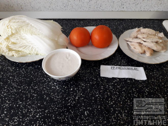Шаг 1: Приготовьте все компоненты для салата: пекинскую капусту, куриную грудку, помидоры, домашний майонез.
