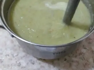 Шаг 13: Возьмите погружной блендер и измельчите суп в пюре. Добавьте соль и другие специи.