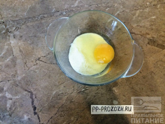 Шаг 2: В глубокую тарелку вылейте кефир и вбейте яйцо.