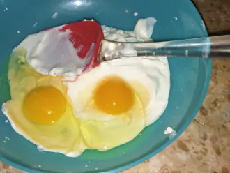 Шаг 5: Добавьте яйца к сметане.