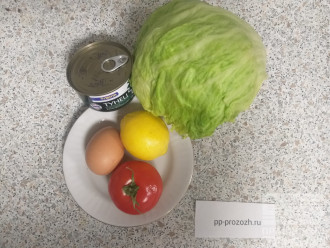 Шаг 1: Приготовьте продукты. Овощи и фрукты вымойте. Перед началом приготовления салата поставьте варить яйцо.