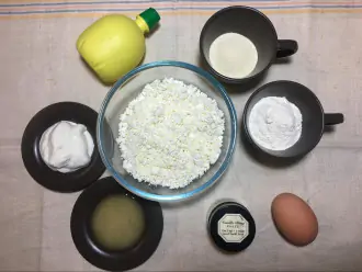 Шаг 1: Для приготовления ванильных сырников нам понадобятся: творог, яйцо, мука, манная крупа, мед, ванилин, сметана.