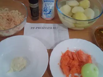 Шаг 1: Подготовьте ингредиенты: филе куриной грудки, сметану нежирную, перец черный молотый, соль, картофель, морковь, лук, приправу для первых блюд натуральную.