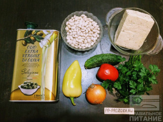 Шаг 1: Подготовьте ингредиенты: фасоль, помидоры, огурцы свежие, перец болгарский, лук репчатый, тофу, масло оливковое, зелень, перец чёрный молотый, соль.