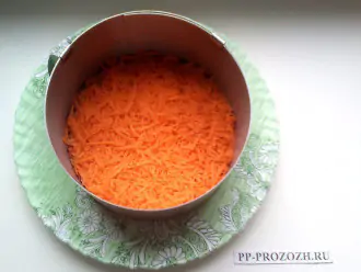 Шаг 7: Морковь почистите, натрите на мелкой тёрке и выложите на слой из свеклы.