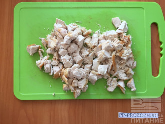 Шаг 3: Нарежьте куриную грудь кубиками среднего размера.