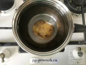 Шаг 2: Вымойте и поставьте варить картофель.