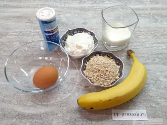 Шаг 1: Подготовьте необходимые ингредиенты для приготовления овсяноблина с рикоттой и бананом.