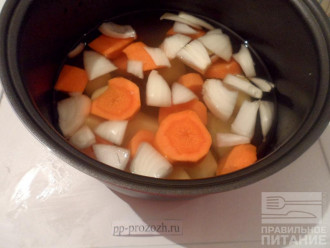 Шаг 2: Нарежьте произвольно морковь, лук и картофель. Залейте водой и поставьте вариться до полной готовности. 