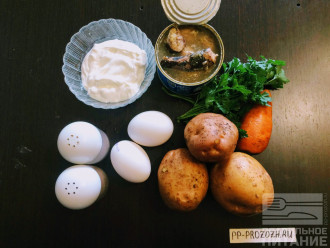 Шаг 1: Для приготовления салата возьмите: баночку сардины (консервы), яйца, картофель, морковь, сметану нежирную, зелень, соль, перец черный молотый.