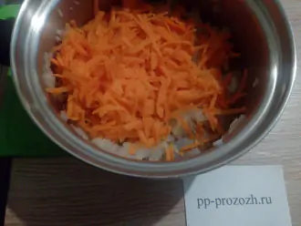 Шаг 4: Морковь натрите на средней терке и добавьте к луку, тушите всё вместе ещё 3-5 минут.