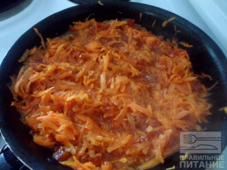 Шаг 2: Натрите морковь на терке, измельчите курагу. Смешайте вместе и протушите на сковороде.