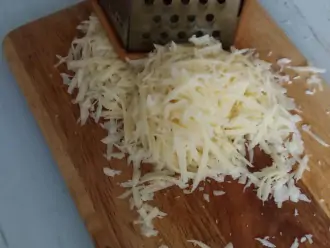 Шаг 7: Натрите сыр на крупной тёрке.