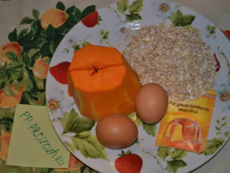 Шаг 1: Приготовьте ингредиенты: тыкву, яйца, овсяные хлопья, разрыхлитель.