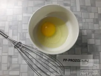 Шаг 2: Яйцо взбейте в отдельной миске.