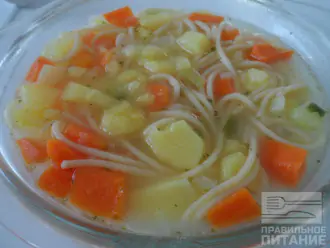 Шаг 7: Выключите плиту и настаивайте суп под крышкой 7–10 минут. Затем при помощи половника разлейте его по тарелкам.