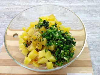 Шаг 6: Мелко нарежьте укроп и зеленый лук, выложите в салатник. Поперчите.