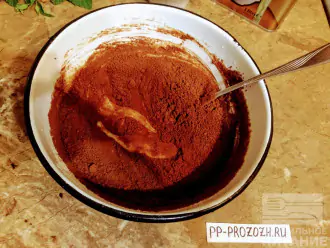 Шаг 3: В тарелку с овсяной мукой и яйцами добавьте какао-порошок и кефир.