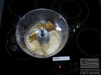 Шаг 3: Добавьте к молотым хлопьям арахисовую пасту, сахарозаменитель и 2 столовые ложки воды.