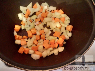 Шаг 6: Лук и морковь опустите в сотейник и немного подвяльте на оливковом масле 1-2 минуты. Накройте крышкой и спассеруйте в течение 5 минут.