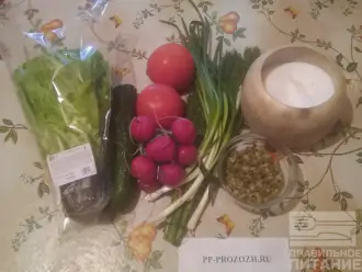 Шаг 1: Возьмите листовой салат, огурец, редис, помидор, маш, зеленый лук, укроп, соль.