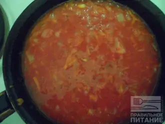 Шаг 5: Добавьте томатную пасту и воду до краев сковороды. Готовьте 5 минут.