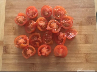 Шаг 3: Нарежьте помидоры черри половинками.