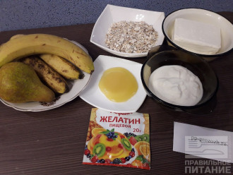 Шаг 1: Приготовьте необходимые ингредиенты: овсяные хлопья,банан,желатин,йогурт натуральный,творог обезжиренный,мёд,груша.