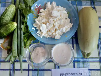 Шаг 1: Подготовьте ингредиенты для приготовления салата.