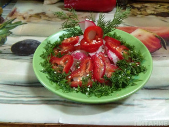 Шаг 6: Добавьте зелень, кунжут и наслаждайтесь салатом.