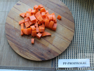 Шаг 3: Морковь порежьте крупно.