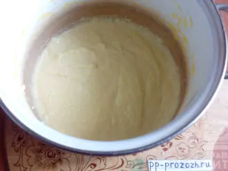 Шаг 7: В молоко со стевией добавьте яично-мучную смесь, хорошо размешайте. Снимите с плиты. Остудите.