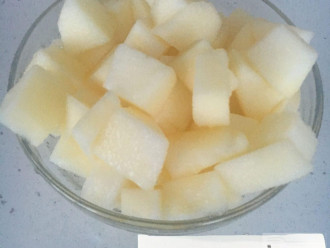 Шаг 3: Яблоко нарежьте кубиками или тонкими ломтиками и сбрызнете соком лимона, чтобы оно не потемнело.