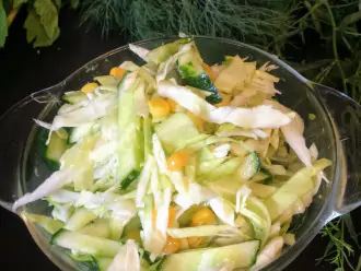 Шаг 6: Аккуратно перемешайте салат и разложите по порционным тарелкам.