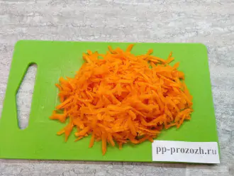 Шаг 4: Морковь почистите, помойте и натрите на крупной терке.
