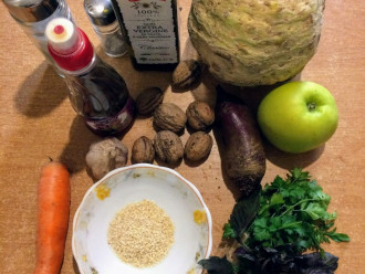 Шаг 1: Для приготовления салата возьмите: сельдерей корневой, свеклу, яблоко, базилик, укроп, грецкий орех, чеснок, морковь, кунжут, оливковое масло, виноградный уксус, соль по вкусу.