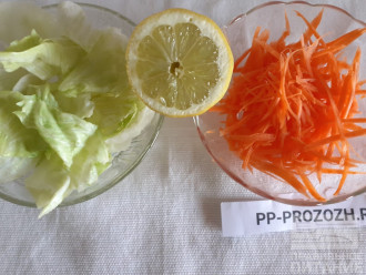 Шаг 3: Морковь и салат - помойте, очистите и нашинкуйте.