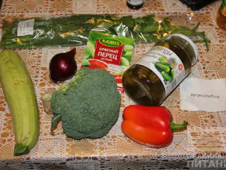 Шаг 1: Подготовьте ингредиенты: кабачок, брокколи, перец, лук, зелень, чеснок.
