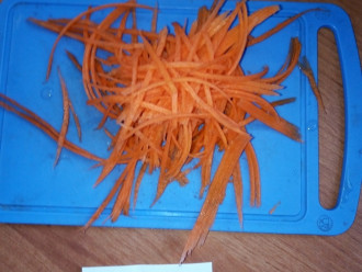 Шаг 4: Морковь натрите на тёрке для корейской моркови.