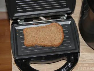 Шаг 3: Подсушите хлеб в тостере или на сковороде.