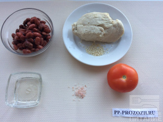 Шаг 1: Приготовьте ингредиенты. Заранее отварите куриное филе и остудите. Слейте жидкость из банки с консервированной фасолью. Вымойте помидор.