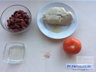Шаг 1: Приготовьте ингредиенты. Заранее отварите куриное филе и остудите. Слейте жидкость из банки с консервированной фасолью. Вымойте помидор.