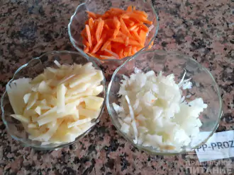 Шаг 3: Овощи помойте, очистите и нашинкуйте на крупной терке. Картофель добавьте в кастрюлю с грибами. При кипении картофель даст обильную пену, аккуратно снимите её шумовкой.