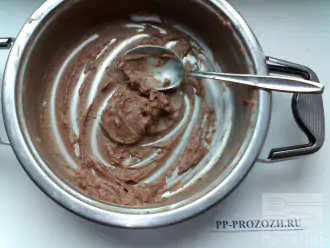 Шаг 10: 1 столовую ложку крема смешайте с щепоткой какао для смазывания верхнего коржа.