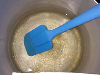 Шаг 3: Затем слейте воду с желатина, если она есть. Перелейте смесь в кастрюлю и нагрейте до полного растворения желатина.